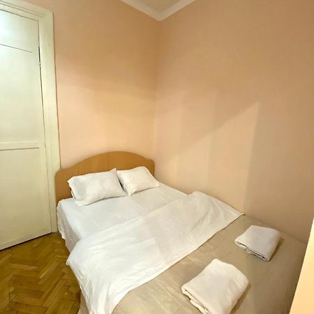 Квартира Біля Залізничного Вокзалу Вулиця Залізнична 10 До 5 Гостей 利沃夫 外观 照片