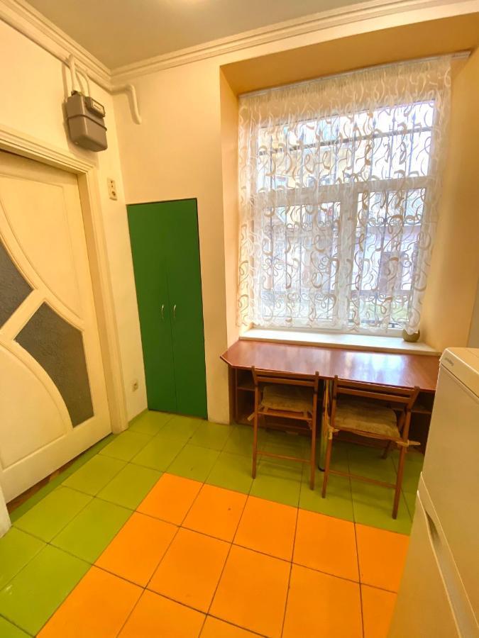 Квартира Біля Залізничного Вокзалу Вулиця Залізнична 10 До 5 Гостей 利沃夫 外观 照片